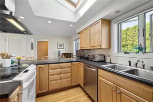 22 Noble St, Narragansett, RI 02882 - Photo 7