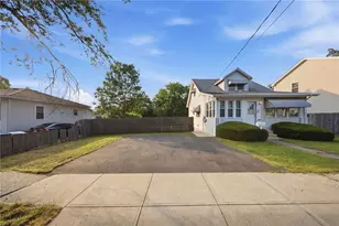 42 Riverview Ave, Pawtucket, RI 02860 - Photo 3