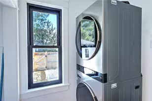 310 Elmgrove Ave, Providence, RI 02906 - Photo 19