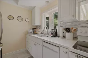 46 Chastellux Ave, Newport, RI 02840 - Photo 9