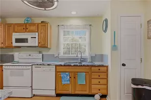 231 Maple Ave, Newport, RI 02840 - Photo 7
