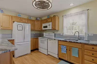 231 Maple Avenue #201, Newport, RI 02840 - Photo 7