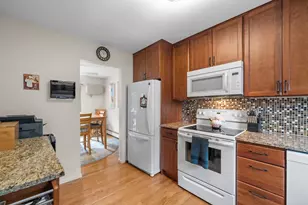 565 Quaker Ln, West Warwick, RI 02893 - Photo 17