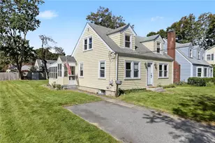 18 Townsend Dr, Barrington, RI 02806 - Photo 1