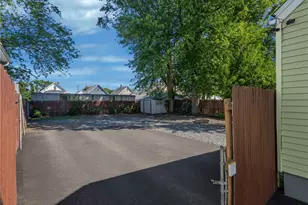 18 Clark Ave, Pawtucket, RI 02860 - Photo 5