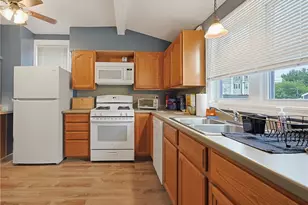 85 Hughes Ave, Pawtucket, RI 02861 - Photo 3