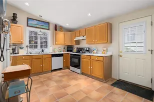 330 Daggett Ave, Pawtucket, RI 02861 - Photo 3