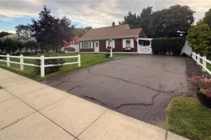 43 Greenway Dr, Bristol, RI 02809 - Photo 1
