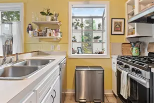 26 Rutherglen Ave, Providence, RI 02907 - Photo 7