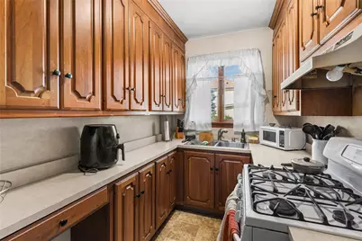 208 Suffolk Avenue, Pawtucket, RI 02861 - Photo 9