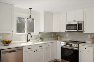 330 Manolla Ave, Warwick, RI 02888 - Photo 7
