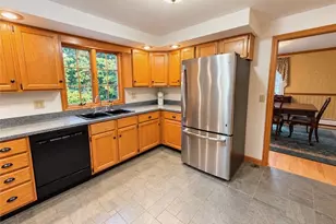 8 Woodcrest Dr, Cumberland, RI 02864 - Photo 9