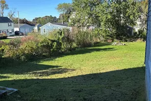 211 Wolcott Ave, Middletown, RI 02842 - Photo 5