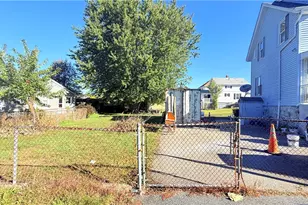 1711 Bay St, Fall River, MA 02724 - Photo 3