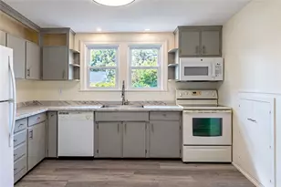 107 Fuller St, Pawtucket, RI 02861 - Photo 9
