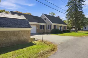 32 Bliss Mine Rd, Middletown, RI 02842 - Photo 3