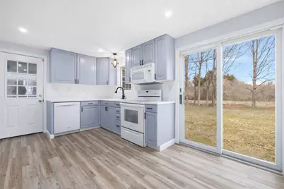 4 Longmeadow Avenue, Middletown, RI 02842 - Photo 3