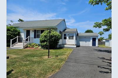 8 Gladding Street, Bristol, RI 02809 - Photo 1