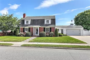 225 Saratoga Ave, Pawtucket, RI 02861 - Photo 1