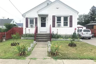 16 Edgemere Rd, Pawtucket, RI 02861 - Photo 1