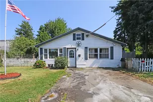 10 Woolsey Rd, Middletown, RI 02842 - Photo 1