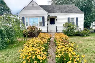 86 Maple Ave, Middletown, RI 02842 - Photo 1