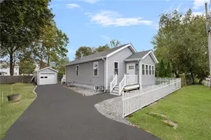 22 Center Ct, Warwick, RI 02889 - Photo 1