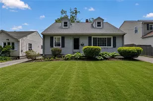 82 Parkside Ave, Pawtucket, RI 02861 - Photo 1