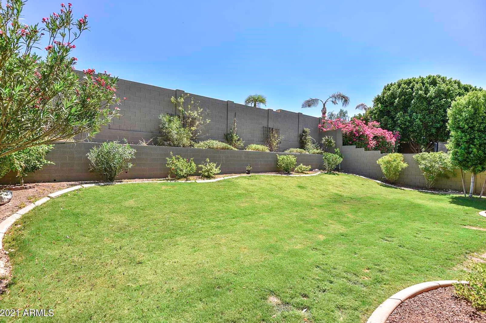 25403 Hackberry Dr, Phoenix AZ 85083-2452 exterior