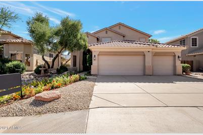 725 W Hemlock Way - Photo 1