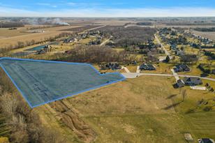 421 E Amy Rose Ln, Valparaiso, IN 46383 - Photo 1