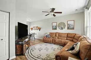 922 E 115th Pl, Crown Point, IN 46307 - Photo 3