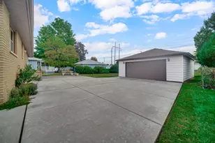 9211 Hawthorne Dr, Munster, IN 46321 - Photo 3