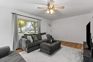 221 Cedar St, Crown Point, IN 46307 - Photo 7