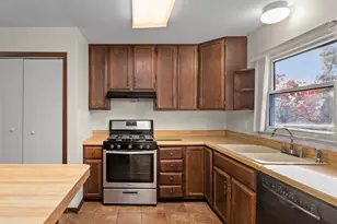 2303 Worthington Dr, Valparaiso, IN 46383 - Photo 5