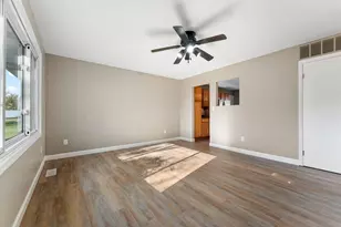 411 Nantucket Rd, Valparaiso, IN 46385 - Photo 5