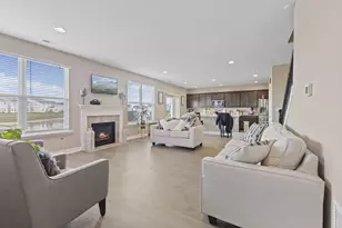 2436 Creek Bank Dr, Columbus, IN 47201 - Photo 3