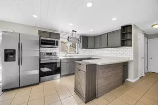 1006 W 21st St, La Porte, IN 46350 - Photo 5