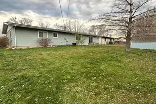 421 Sandalwood Dr, Valparaiso, IN 46385 - Photo 3