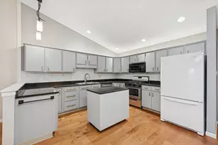 374 Glenallyn Dr, Valparaiso, IN 46383 - Photo 3