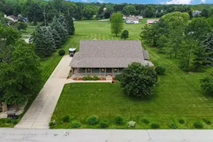 552 Fleetwood Dr N, Valparaiso, IN 46385 - Photo 7