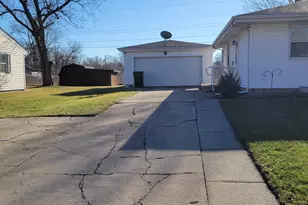 376 Briarwood Dr, Valparaiso, IN 46385 - Photo 3