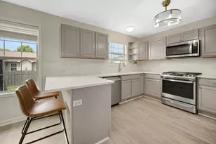 566 Fox Burrow Ct, Valparaiso, IN 46385 - Photo 9