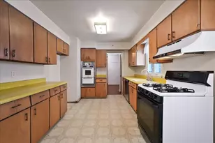 241 E 11th Pl, Hobart, IN 46342 - Photo 11