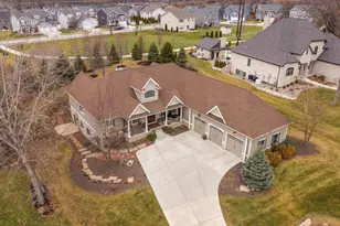 2309 Throughwoods Dr, Valparaiso, IN 46385 - Photo 5