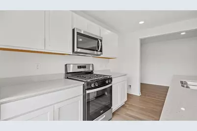 577 Cressmoor Boulevard, Hobart, IN 46342 - Photo 5