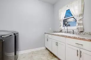 1070 Lakeview Dr, Hobart, IN 46342 - Photo 17