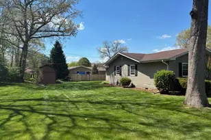 546 Gardenia St SE, Demotte, IN 46310 - Photo 3