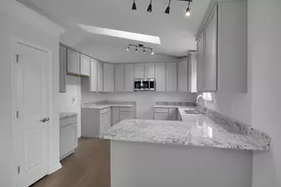 3008 W 82nd Pl, Merrillville, IN 46410 - Photo 7