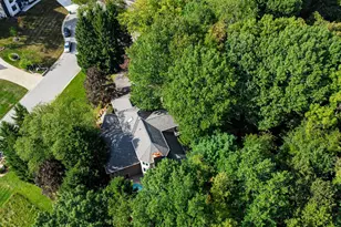 2102 Emmett Ct, Valparaiso, IN 46385 - Photo 5